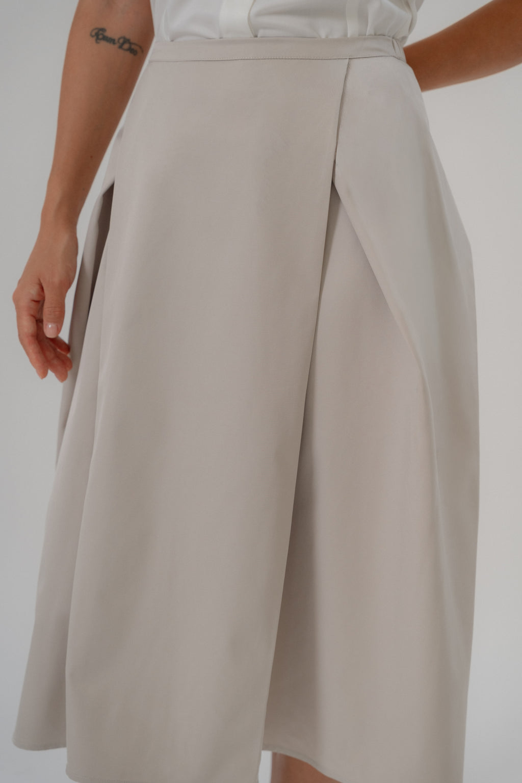 Laborio crossing pleated details