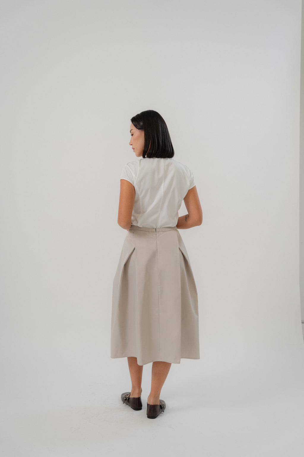 capsleeve blouse and crossing pleated skirt