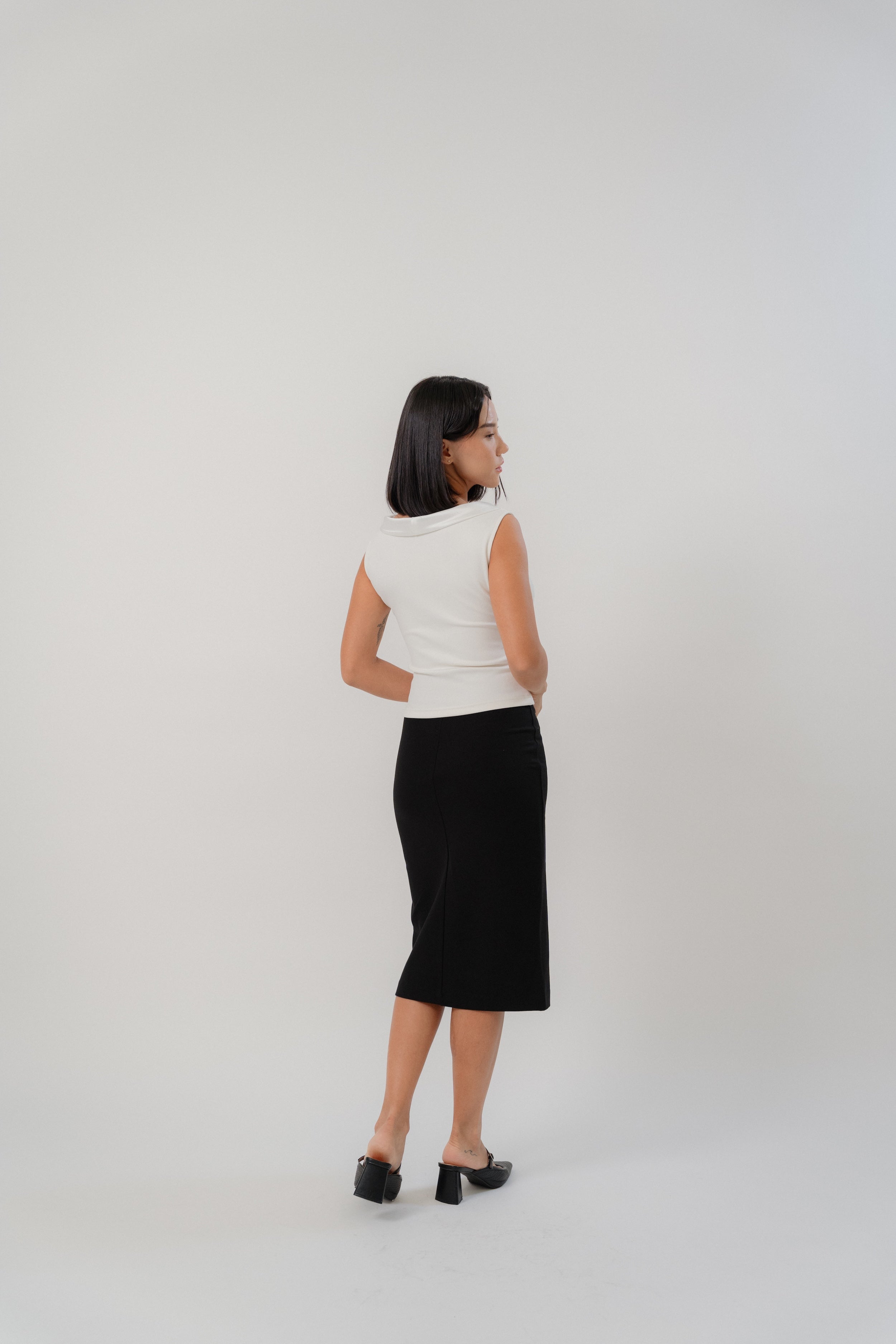 Laborio sleeveless boat neckline top and straight slim skirt