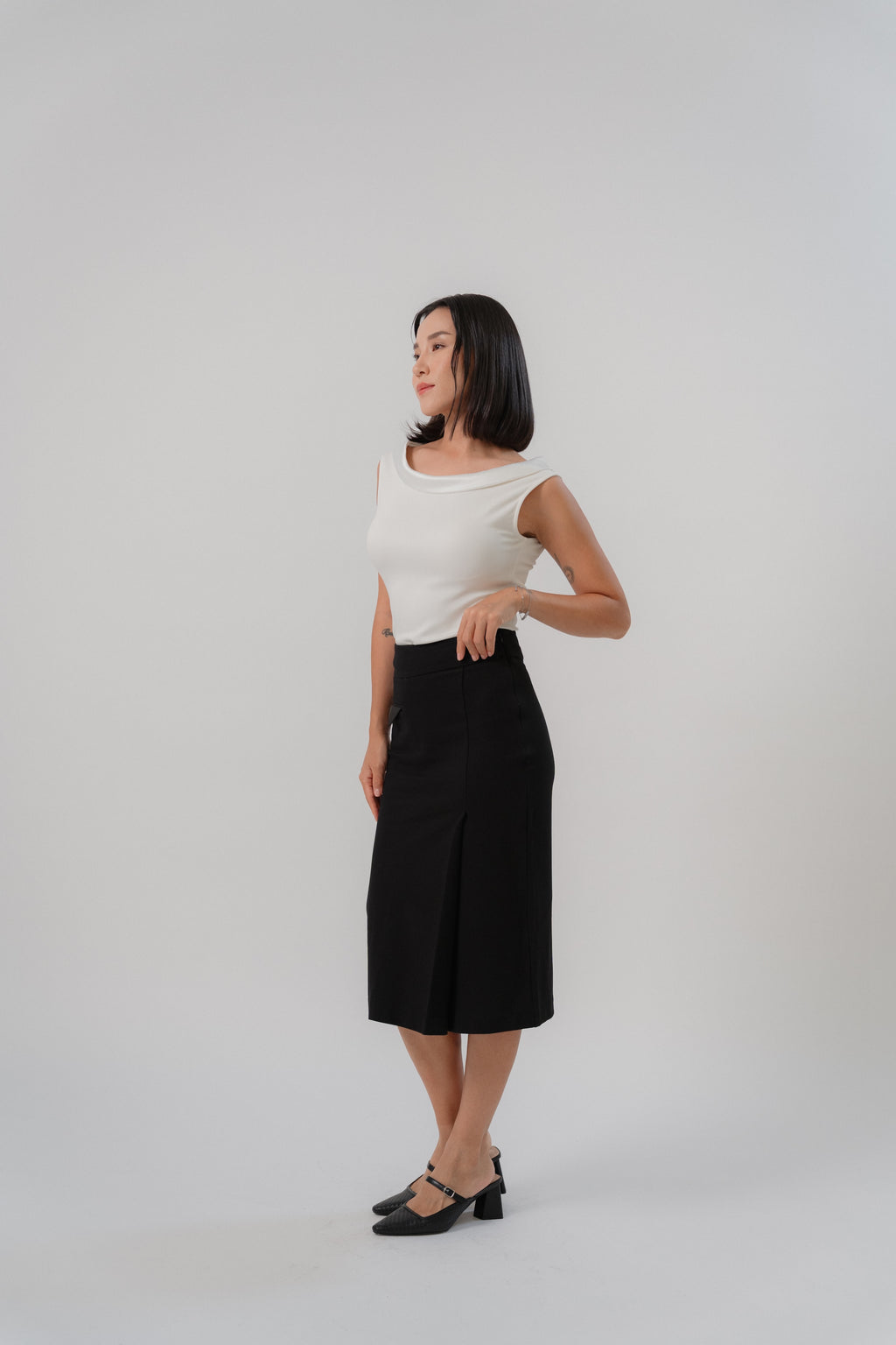 Laborio straight slim skirt and sleeveless boat neckline top