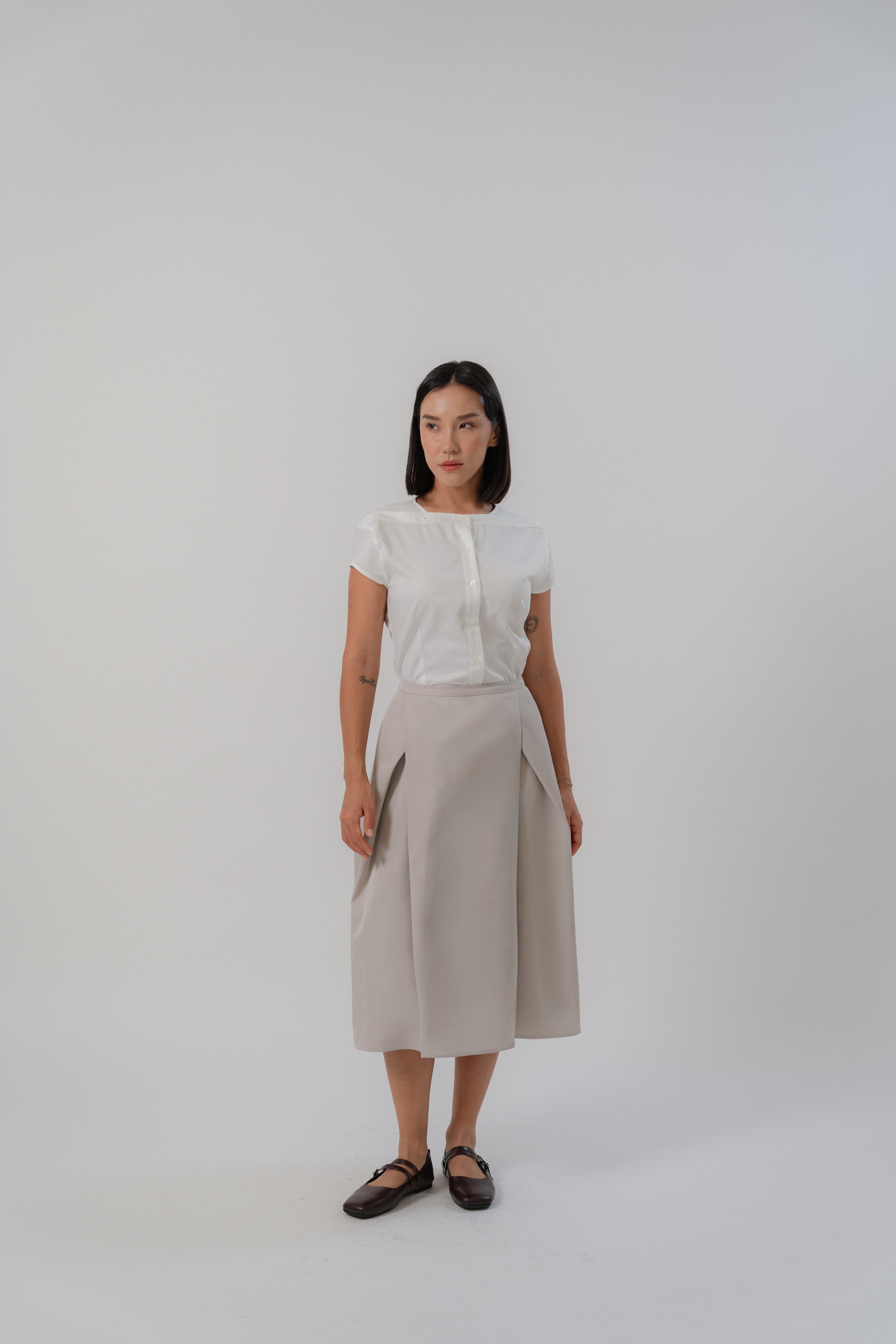 beige crossing pleated A-line skirt with clean fit, design without side cutline, suitable for daily and office wear