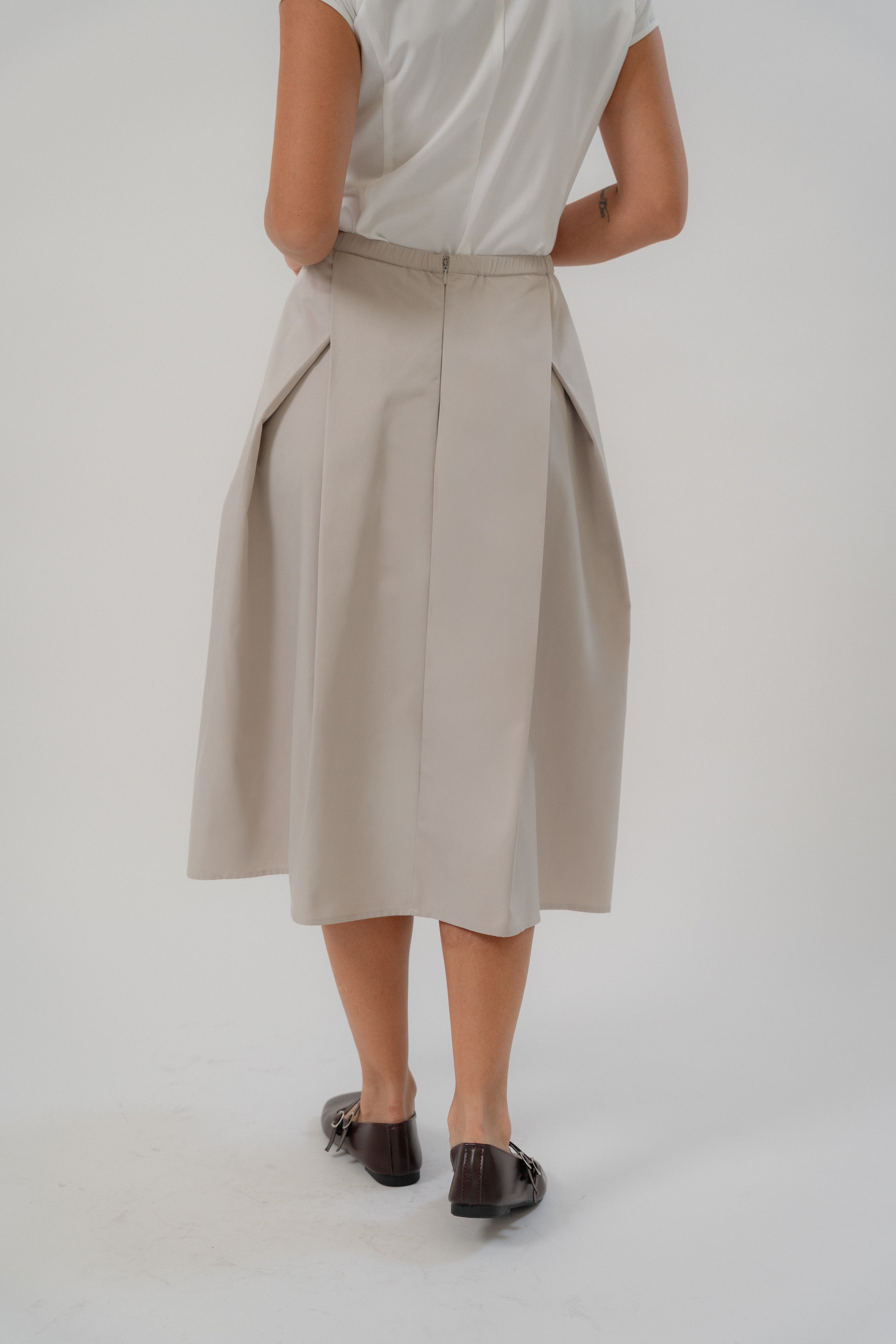 beige crossing pleated A-line skirt with clean fit, design without side cutline, suitable for daily and office wear