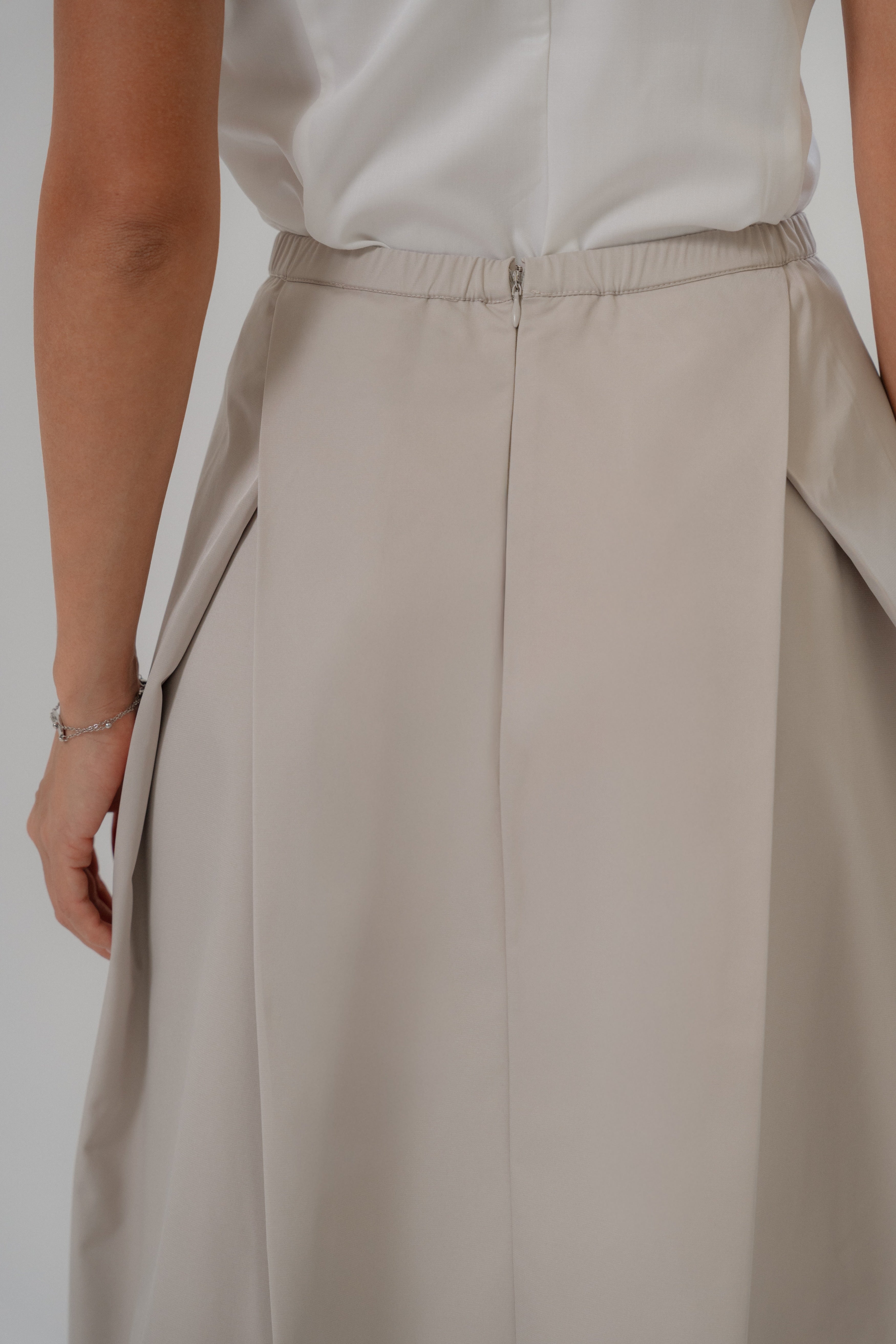 beige crossing pleated A-line skirt with clean fit, design without side cutline, suitable for daily and office wear