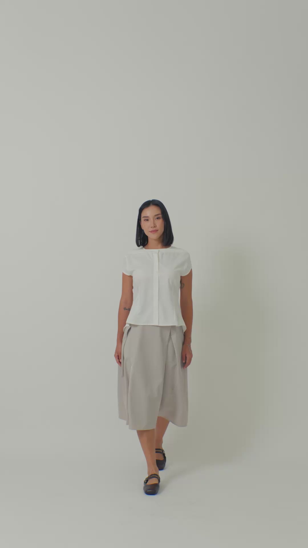 Laborio Cap Sleeve Blouse and Crossing Pleated A-line skirt
