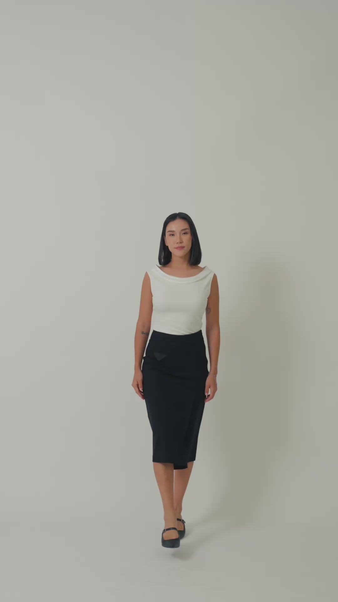 Laborio straight slim skirt and sleeveless boat neckline top
